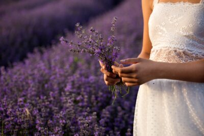 Frau mit Lavendel